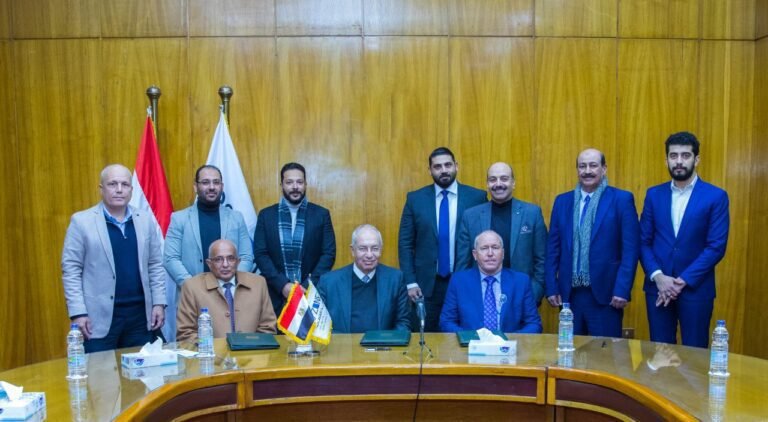 اقتصادية قناة السويس توقع ثلاثة عقود لأعمال الأرصفة الجديدة بميناء السخنة