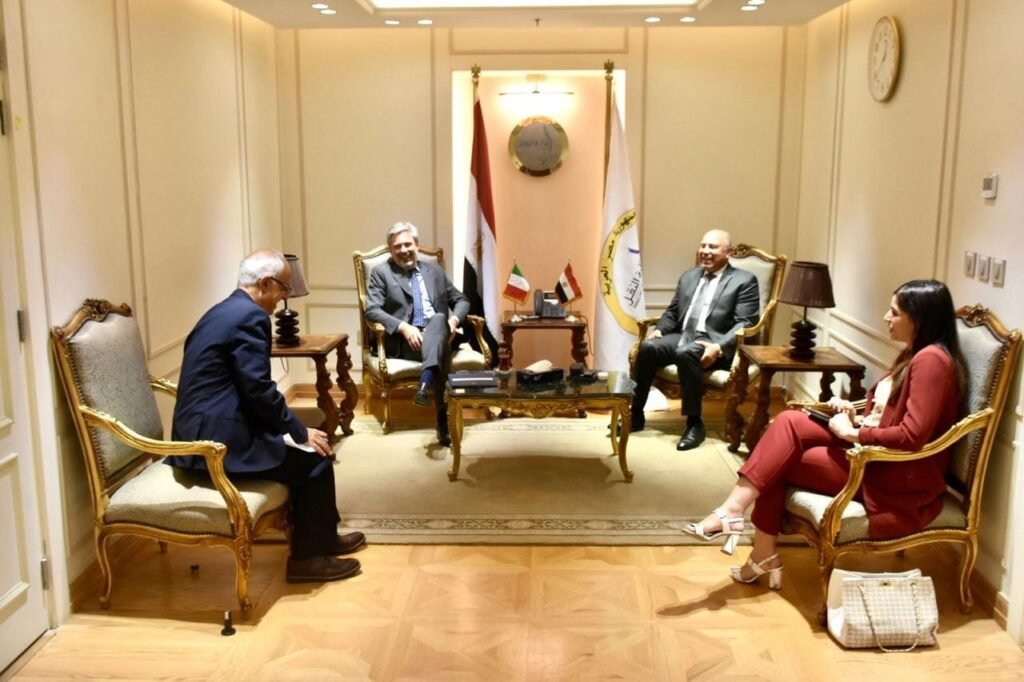 وزير النقل يبحث مع السفير الإيطالي مشروع تسيير خط رورو للحاصلات الزراعية سريعة التلف