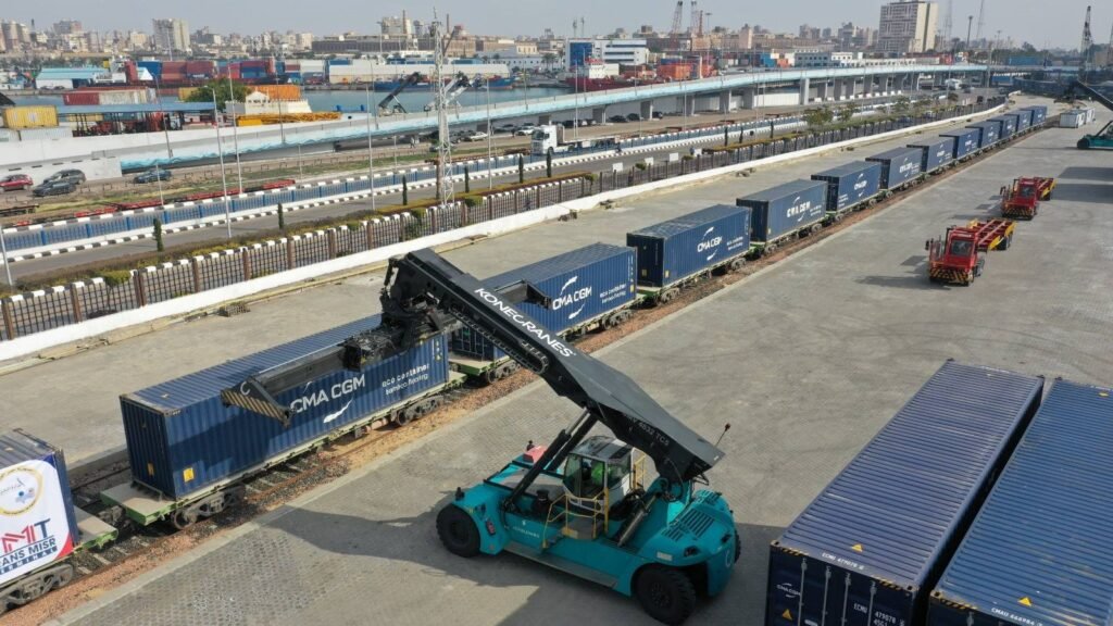 استمرار أعمال التشغيل التجريبي لمحطة شحن الحاويات بالقطار بميناء الاسكندرية