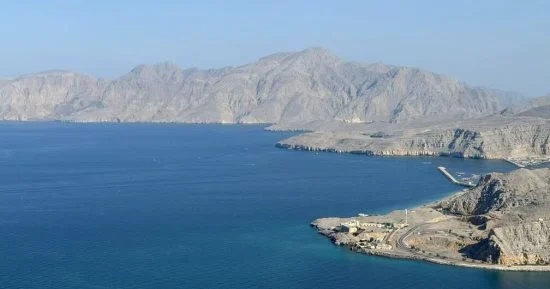 هرمز شبه خالٍ.. ناقلتان فقط تعبران المضيق
