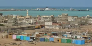 رئيس موانئ البحر الأحمر يتسلم ميناء ” المخا ” و يبعث برسالة طمأنة سفن العالم .