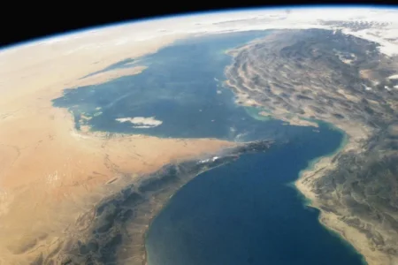 12 سفينة فقط تعبر هرمز خلال عطلة الأسبوع.. حركة الملاحة تهبط لمستويات استثنائية